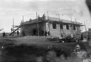 Строительство школьного здания. Сельскохозяйственная колония "Фрилинг", Одесский район, Украина. 1927 г.