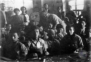 Группа учащихся Еврейской сапожной школы. Киев, Украина. 1920-е гг.