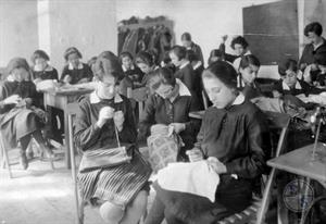 Ученицы за работой. Бельцы, Бессарабия, Румыния. 1928 г.