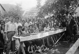 Учащиеся летней колонии ОРТа в Буковине участвуют в шахматном турнире. Румыния. 1930-е гг.