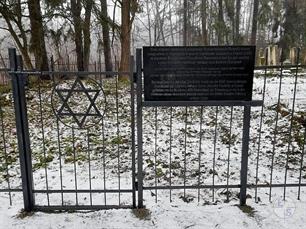 Jewish cemetery in Banyliv-Pidhirnyy, 2019