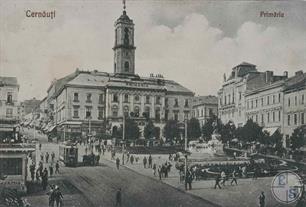 Раньше, кстати, в Черновцах ездили трамваи.Единственный оставшийся можно увидеть недалеко от вокзала 