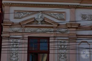 Интересный декоративный элемент - барочный разорванный фронтон