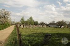 Кладбище расположено практически в центре села