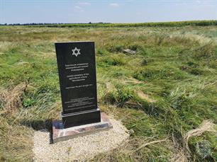 Памятный знак на кладбище установлен ОЕОУ в 2021 г.
