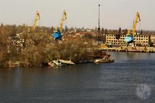 Порт и затонувшие катера Порт и затонувшие катера