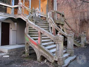 Деревянная лестница во дворе