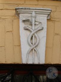 Кадуцей - частый элемент декора екатеринославских домов