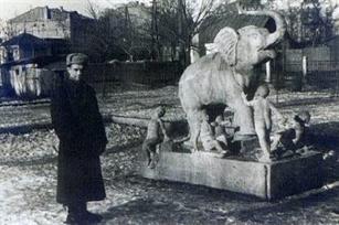 Слон с детишками в парке Войцеховича