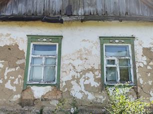 Одной из особенностей такого дома было наличие форточек на окнах - до этого обходились без них