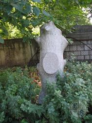 Надгробная стелла с уничтоженного кладбища на территории музея