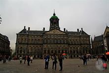 Королевский дворец —  бывшая ратуша, резиденция нидерландских монархов