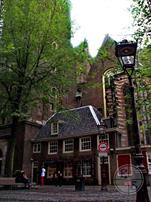 Памятник проститутке под стенами церкви. Это Амстердам