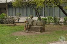 Еще одна композиция рядом - память о запрете евреям сидеть на лавочках в парках