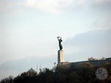 Памятник Свободы на горе Геллерт. Гелерт первым предлагал венграм принять христианство. За это его посадили в бочку, утыканную гвоздями и пр. метизами, и с этой самой горы спустили в Дунай