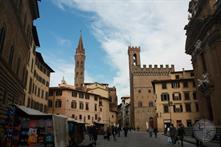 Слева - колокольня Флорентийского аббатства, справа - Барджелло