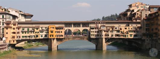 Понте Веккьо - самый старый мост Флоренции, 1345 г. Изначально тут находились лавки мясников; сегодня - ювелирные магазины и сувенирные лавки