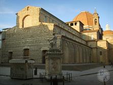 Базилика Сан-Лоренцо, возведенная архитектором Филиппо Брунелески в 1424 - 1446 гг., стала первым в Европе сооружением в стиле Ренессанс. Фото Википедии