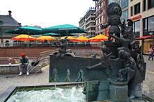 Это фонтан Штрувельпетер - в честь детских страшилок авторства Генриха Гофмана