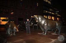 Медведь и бык, символы биржевой торговли, перед зданием фондовой биржи