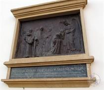 Копия барельефа Г. Хохмана на стене ратуши «Прибытие евреев в Польшу». Встречает сам король Казимир