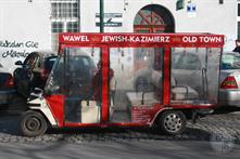 Полиэтиленовые автобусы предлагают экскурсию по Казимежу