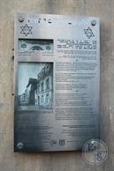 Табличка рассказывает об истории синагоги