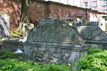 Во время реставрации были обнаружены сотни ренессансных надгробий, закопанных накануне шведских войн в XVII веке