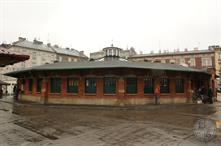 Пляц Жидовски и "окрогляк" - бывшее здание для шхиты, сейчас - торговый павильон