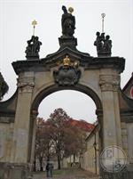Ворота со скульптурой святого Норберта, основателя ордена премонстратов