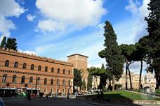 Дворец Венеции — бывшее представительство Венецианской республики в Риме, один из первых памятников Рннессанса