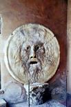 Внутри находятся «Уста истины» - мраморная плита с маской Тритона, IV в. до н. э.