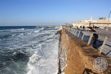 Волны Средиземного моря бьются о стены старого порта 