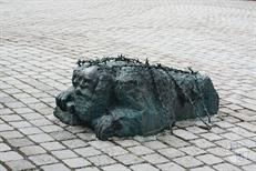 Скульптура моющего улицу еврея - память об унижениях, которые предшествовали убийствам евреев Вены. Колючка выглядит частью памятника, но, скорее всего, предназначение ее банально - не дать использовать такую удобную штуку в качестве лавочки