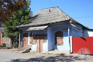 Тульчин, Винницкая обл. Вход в лавку в центре, в дом - слева.