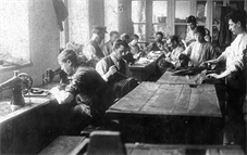 На швейной фабрике. Фото экспедиции Ан-ского, 1912