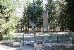 Мемориал на месте расстрела шепетовских евреев