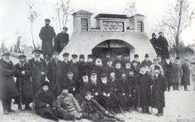 Евреи Шепетовки возле мемориала на кладбище, 1928 год