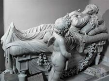 Скульптура была сделана в Риме из белого каррарского мрамора