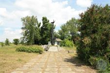 Зато в селе стоит довольно уникальный памятник героям ВОВ