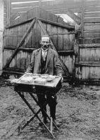 Продавец сигарет. Фото экспедиции Ан-ского, 1912