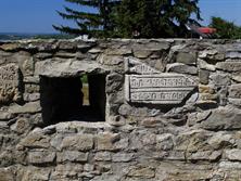 Армянское же надгробие в стене