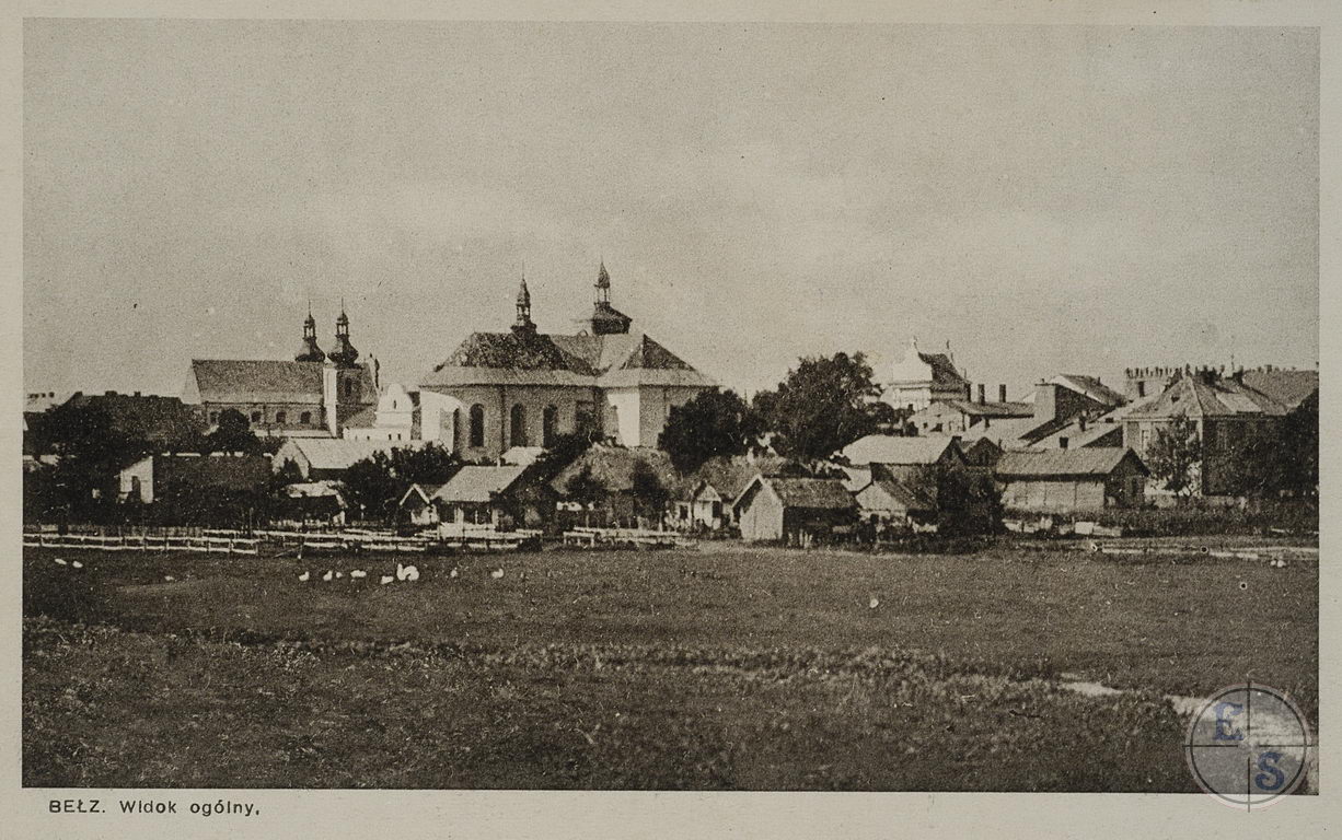 На панораме справа видно синагогу