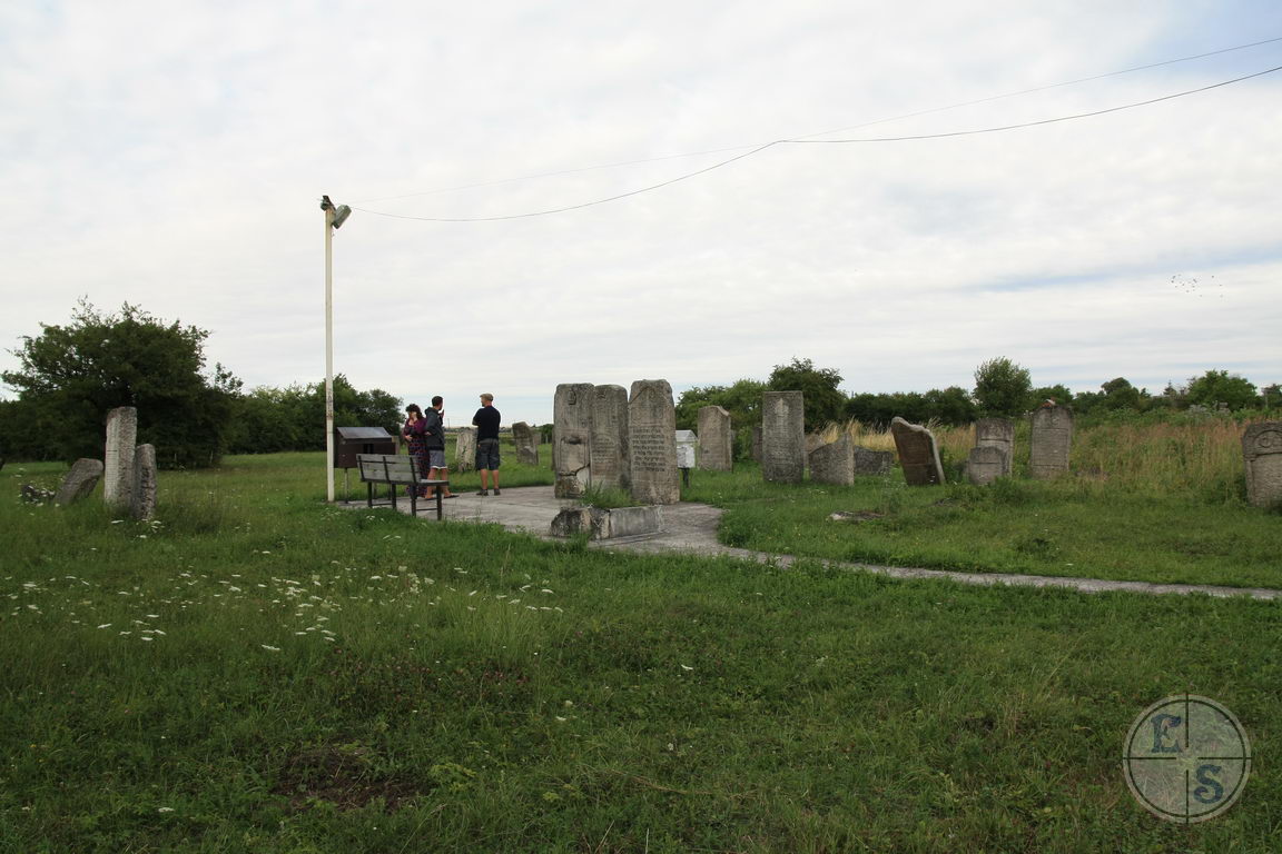 Еврейское кладбище - место паломничества белзских хасидов
