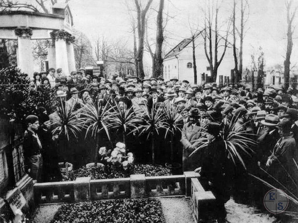 Похороны на Новом кладбище. На задем плане - Новокладбищенская синагога