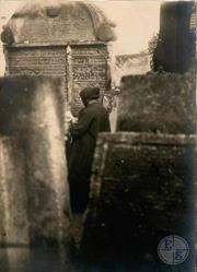 Женщина у надгробия ребби Иегошуа Фалька