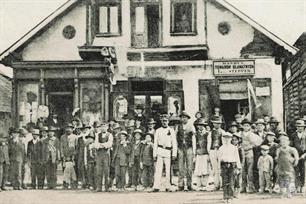 Jews on the Głowna (Main) street in Otyniya, 1910