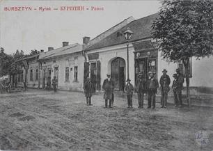 Jews on the Rynok square, postcard of 1911. On the background the shop of the Jew A.Linber is visible