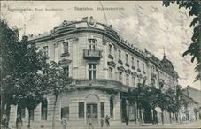 Квартал начался со здания ресторатора Германа Басса, построенного в 1897 г.  После смерти владельца, в 1911 г. дом выкупил у вдовы Басса Ипотечный банк