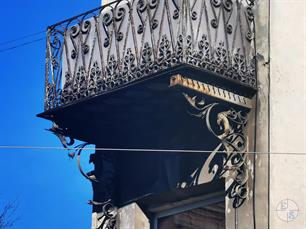 Городоцкая 106, кроме лепного декора, может похвастаться балконными опорами в виде птиц 